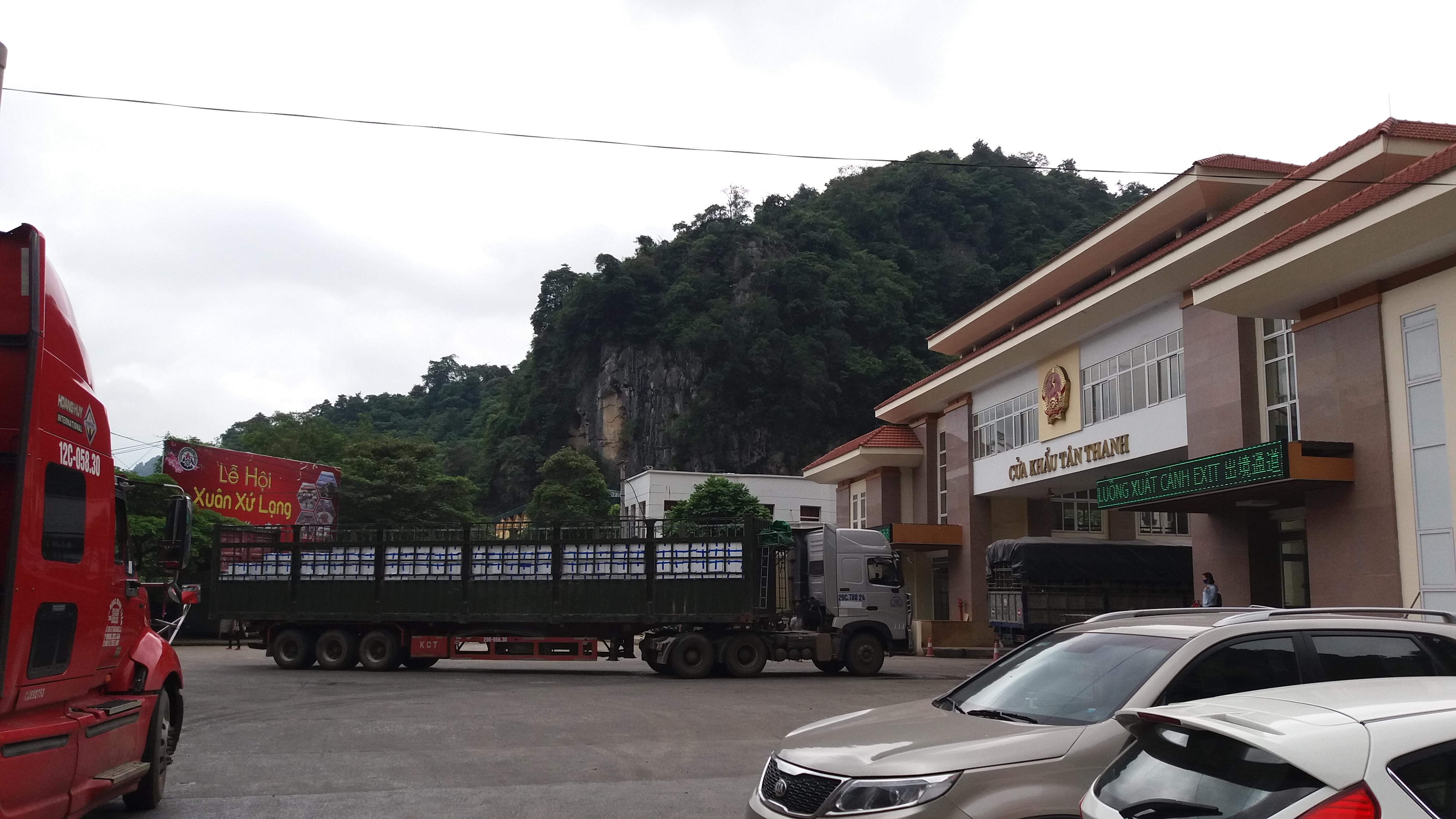 Xe tải làm thủ tục thông quan vải thiều qua cửa khẩu Tân Thanh