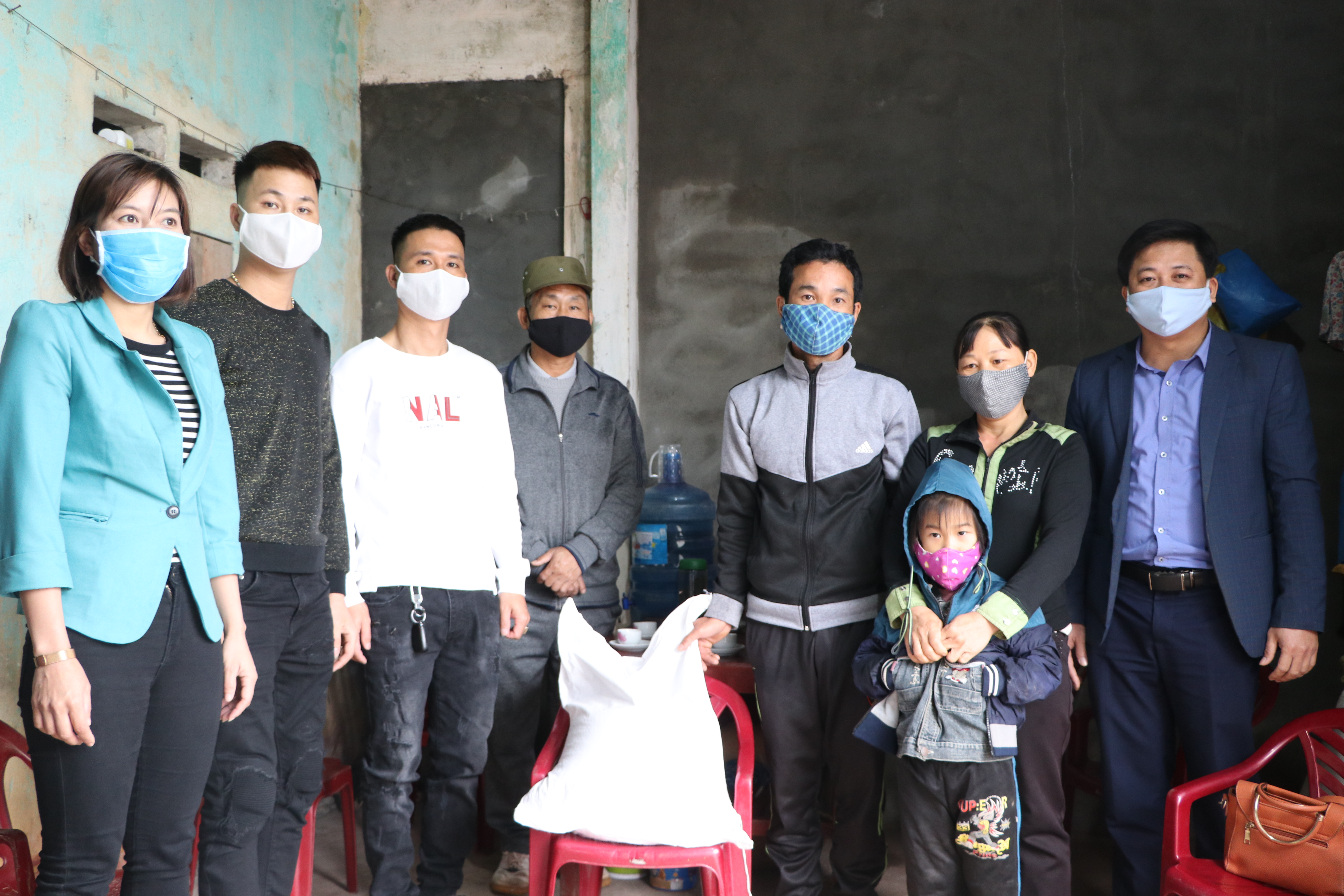 Đại diện lãnh đạo MTTQ huyện và xã Quý Sơn tặng gạo hỗ trợ cho hộ khó khăn do dịch Covid-19 