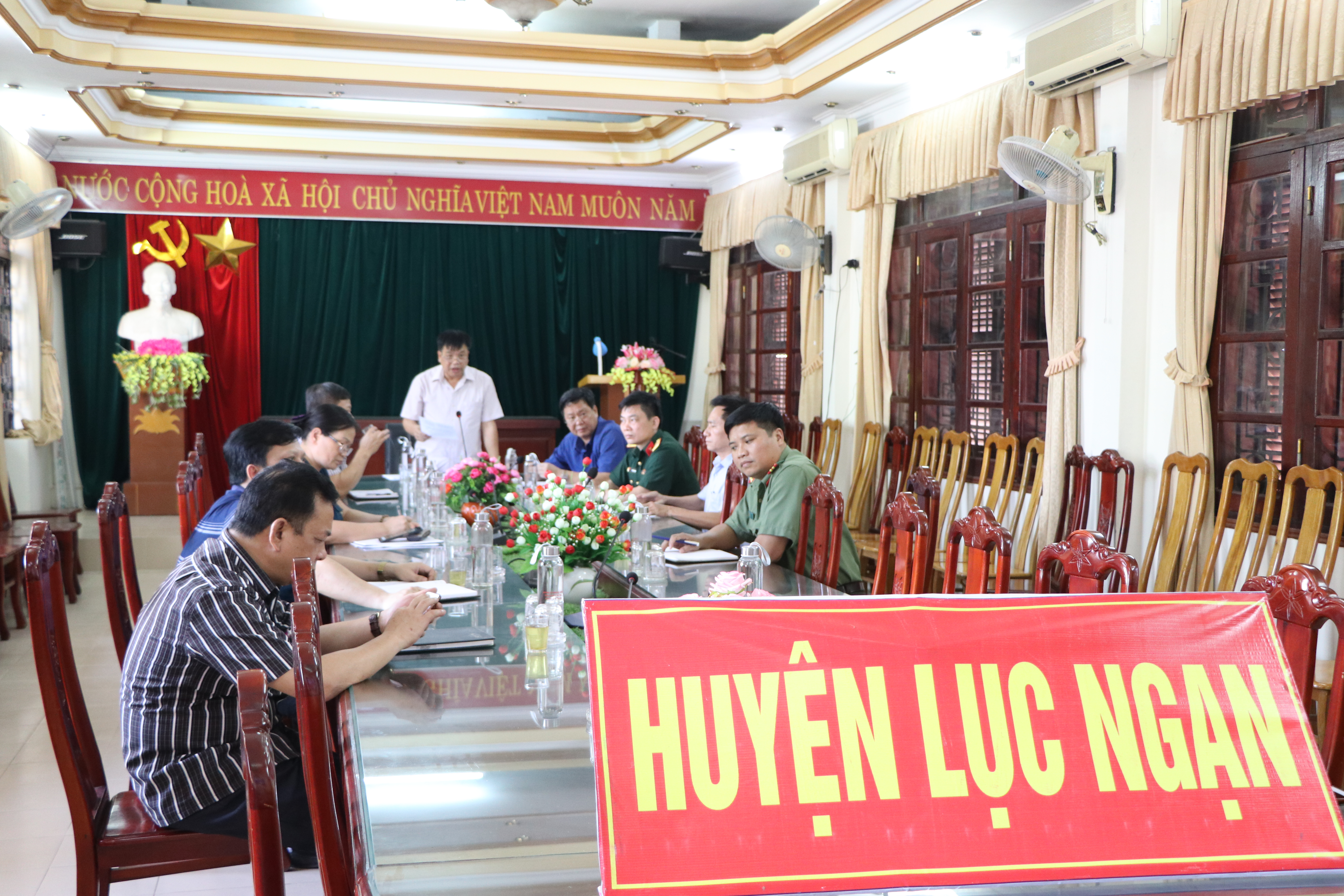 Đồng chí Trương Văn Năm – Phó Chủ tịch UBND, Phó trưởng Ban chỉ đạo huyện chủ trì tại điểm cầu Lục Ngạn.