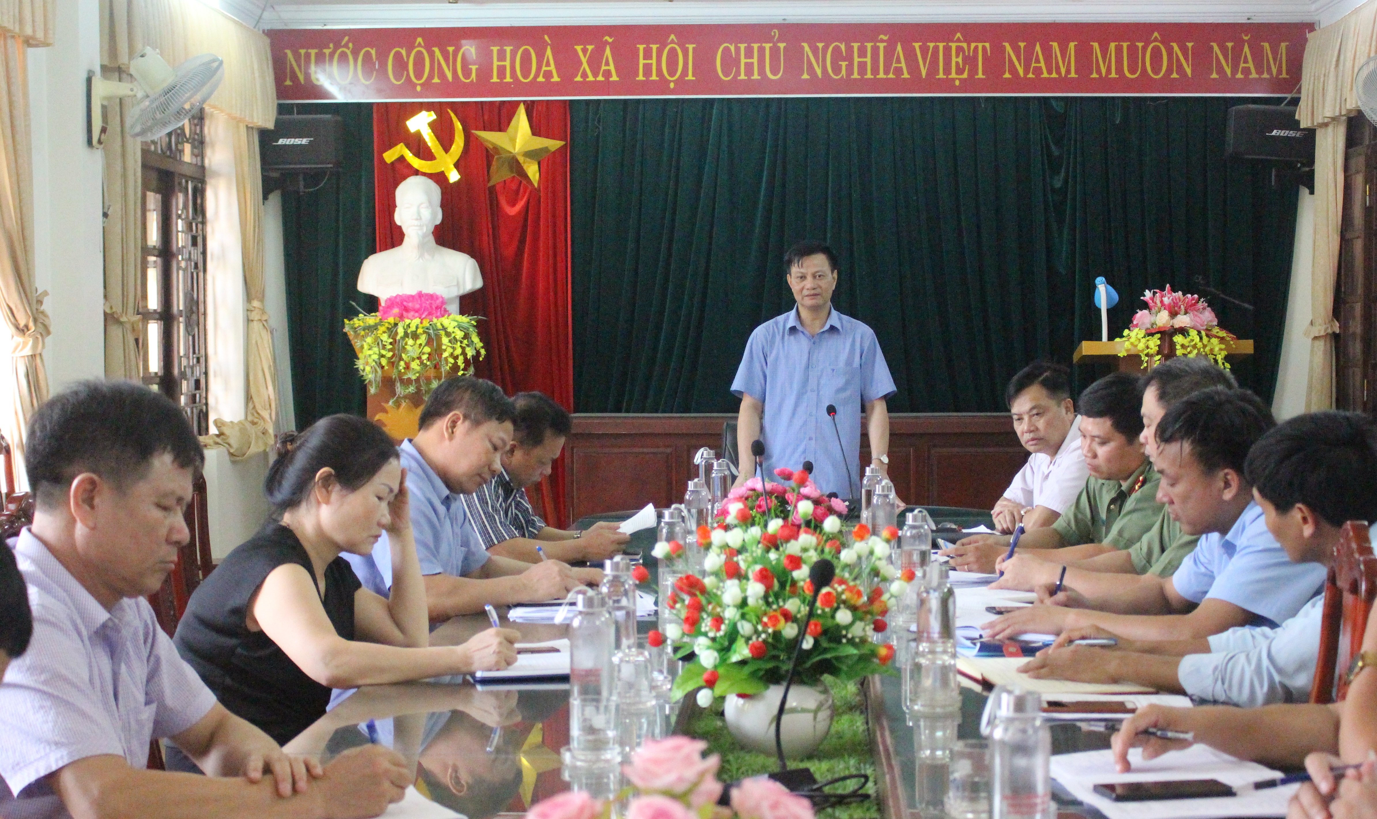 Đồng chí La Văn Nam, Chủ tịch UBND huyện phát biểu chỉ đạo tại cuộc họp
