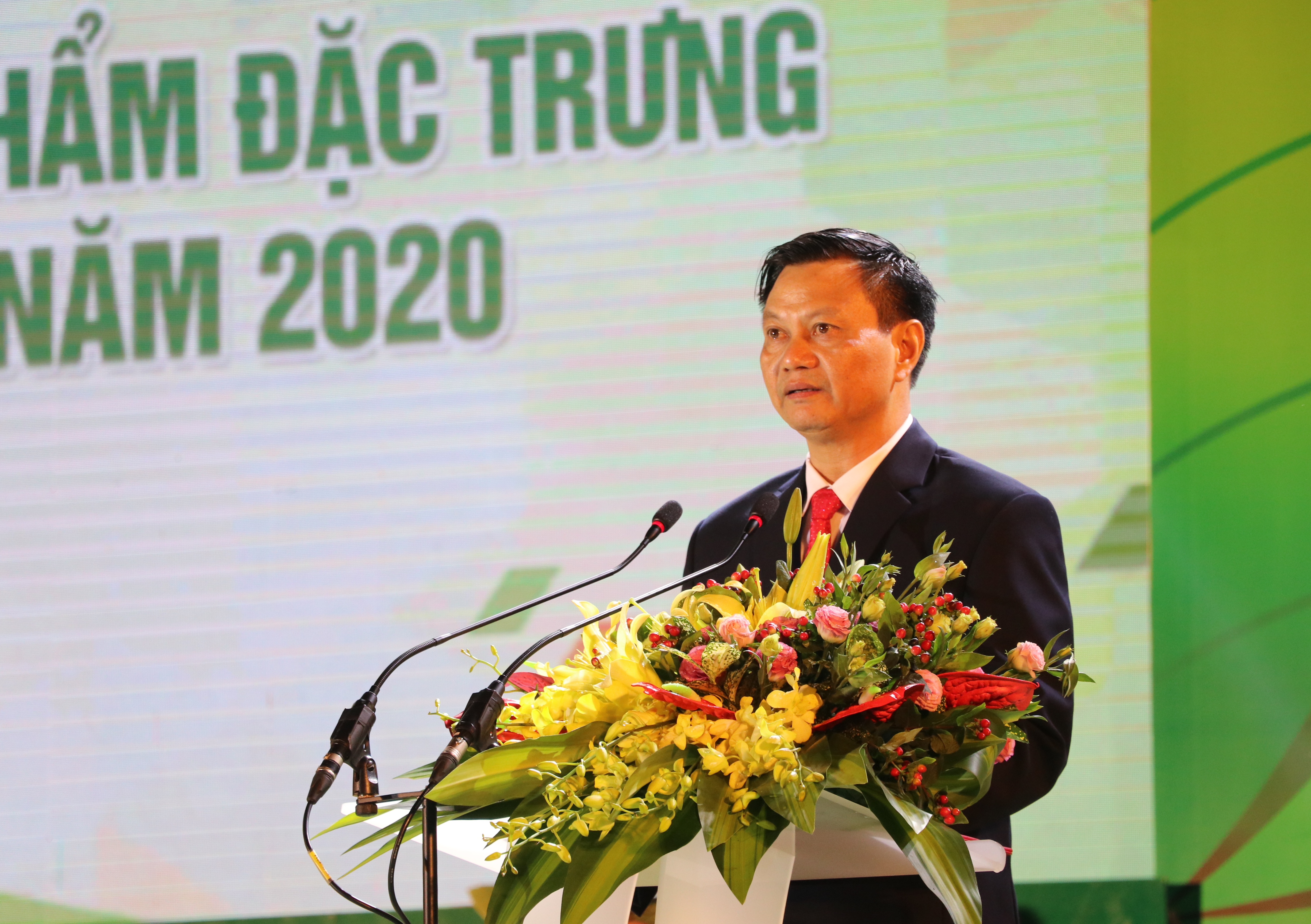 Đồng chí La Văn Nam, Chủ tịch UBND huyện phát biểu khai mạc hội chợ