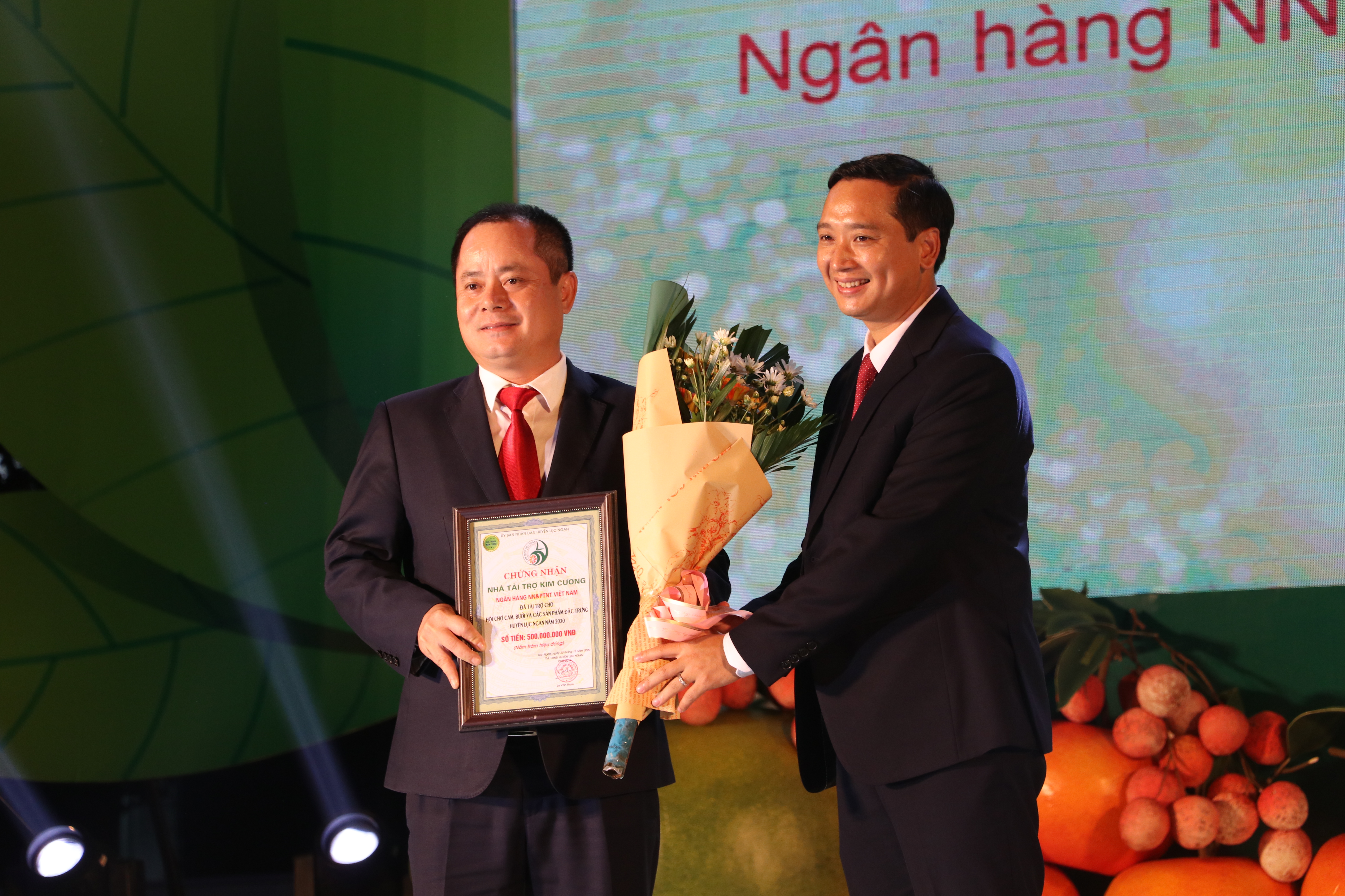 Đồng chí Nguyễn Việt Oanh, Bí thư Huyện uỷ tăng hoa, giấy chứng nhận nhà tài trợ kim cương