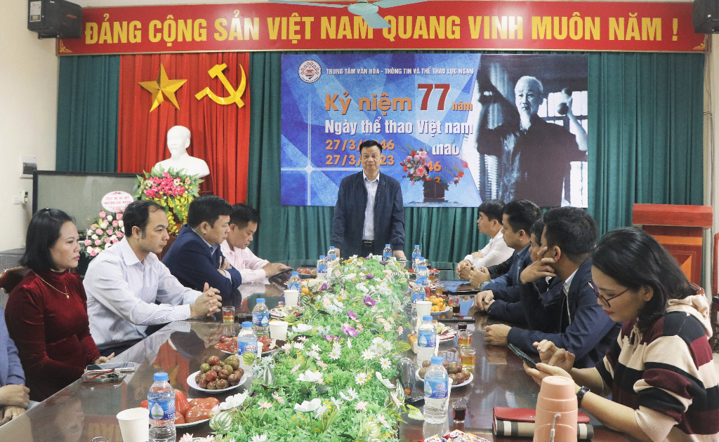 Các đồng chí lãnh đạo huyện chúc mừng 77 năm Ngày Thể thao Việt Nam