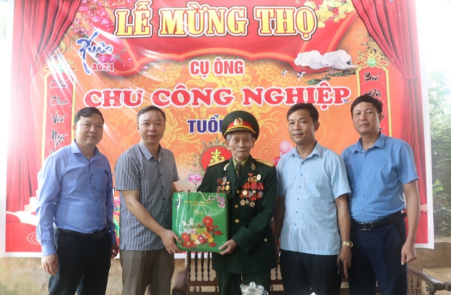 Đồng chí Nguyễn Văn Mạnh, Phó Chủ tịch UBND huyện thăm, tặng quà CCB tham gia Chiến dịch Điện Biên Phủ|https://lucngan.bacgiang.gov.vn/chi-tiet-tin-tuc/-/asset_publisher/Enp27vgshTez/content/-ong-chi-nguyen-van-manh-pho-chu-tich-ubnd-huyen-tham-tang-qua-ccb-tham-gia-chien-dich-ien-bien-phu